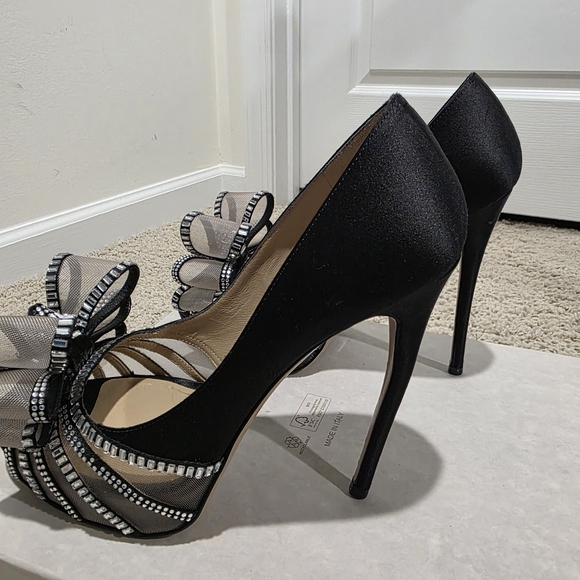 Valentino Garavani Chic Black Peep-Toe Heels with Bow - Picture 8 of 12